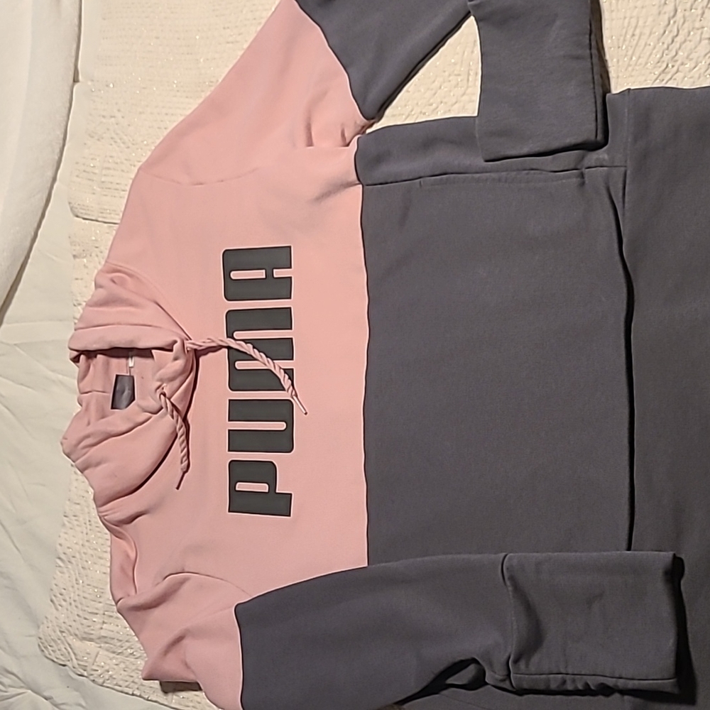 Puma sweatshirt with front pocket.
